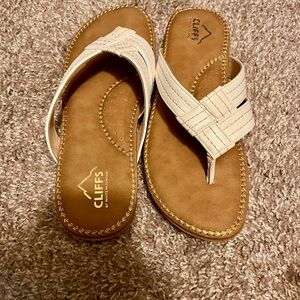 *BRAND NEW* Cliffs by White Mountain Thong Sandals